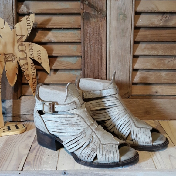 Freebird by Steven Shoes - SALE!! FREEBIRD By Steven Arrow Cream Leather Sandals